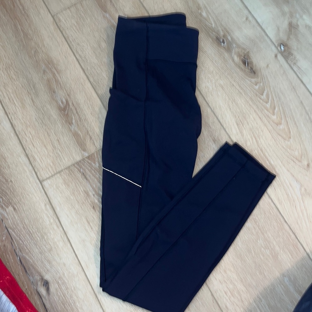 Navy wonder under Lululemon leggings with pockets